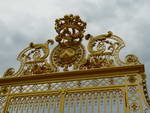 Versailles das Eingangstor am Vorplatz mit dem Schloss.